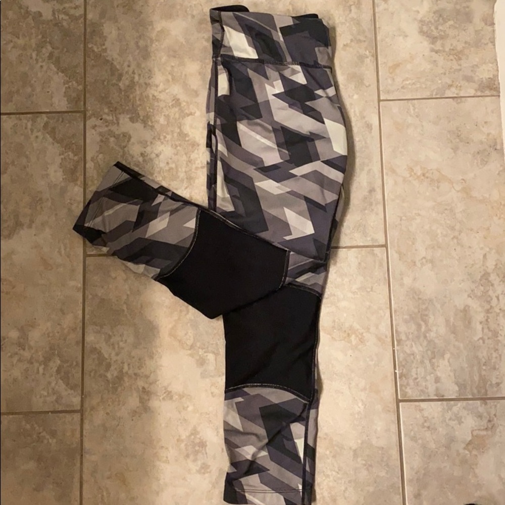 Nike Geometric Camo Leggings Medium